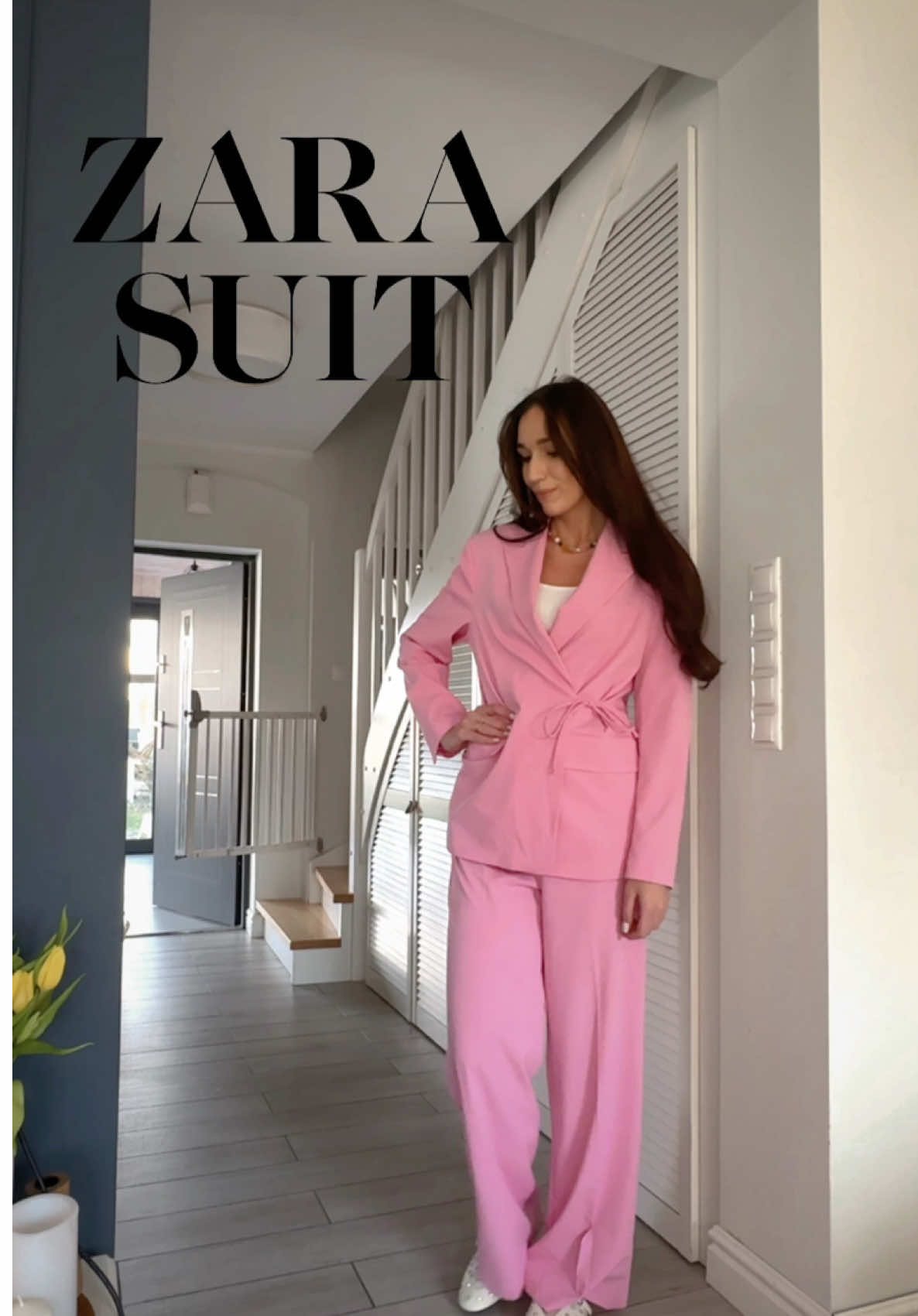 Środa może być pochmurna ale my możemy dodać sobie energii kolorem ! Więc dziś Total pink look! 💕                                                                    Idealny na nadchodzący okres komunijny lub chrzciny 🤍 Kocham przeróżne komplety i garnitury  Kiedy nie wiesz co na siebie założyć sięgasz do szafy i stylizacja gotowa  🩷   ________________________________________________________#pinksuit #pink #pinkoutfit #pinkobsession #pinkaesthetic #womensfashion #womensmarch #outfits #outfitoftheday #outfitinspiration #outfitideas #springoutfit #springfashion #springstyle #getreadywithme #grwm #OOTD #zara #zaranewin #zarahaul #zaranewcollection  Marynarka damska•pinkoutfit•rózowa stylizacja•marynarka oversize•różowa stylizacja•