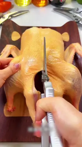 Isang dapat na artifact para sa mga tamad sa kusina, ang gunting na ito ng buto ng manok ay praktikal at walang kahirap hirap, ang mga ito ay masira sa lalong madaling panahon na sila ay pinutol, at kailangan lamang silang banlawan kapag natapos na ang mga ito, na malinis at malinis