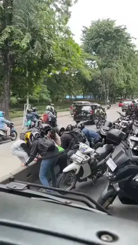 Sebuah rekaman video amatir Menunjukkan aksi nekat sekelompok pemotor yang gotong royong membongkar separator jalur TransJakarta di Jalan Yos Sudarso Arah Kelapa Gading, Jakarta Utara. Diduga aksi ini dilakukan untuk menghindari razia polisi. Video tersebut diunggah oleh pemilik akun sosmed /zidanealfarisi. Follow : @jakarta_newsfeature Link YouTube : Jakarta News & Feature Tiktok: @jakarta_newsfeature #separatorbusway  #jalurbusway #jalanyossudarso #tanjungpriok #jakartautara #dkijakarta  #wargajakarta  #jakartanews  #jakartaviral  #jakartatrending