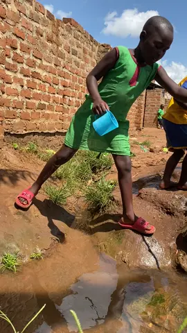 🚨 This little girl used dirty water to rinse her cup—then filled it to drink. 💔 This is her reality every day. No clean water. No choice. Just contaminated water that makes her sick. 😭 But YOU can help. 💙 A small donation can bring safe, clean drinking water to children like her. Every drop counts. Every dollar saves lives. Click the link in our bio to donate. Together, we can change this. 💧🙏 #CleanWaterForAll #ActNow #SaveLives #WaterCrisis #Charity #FYP