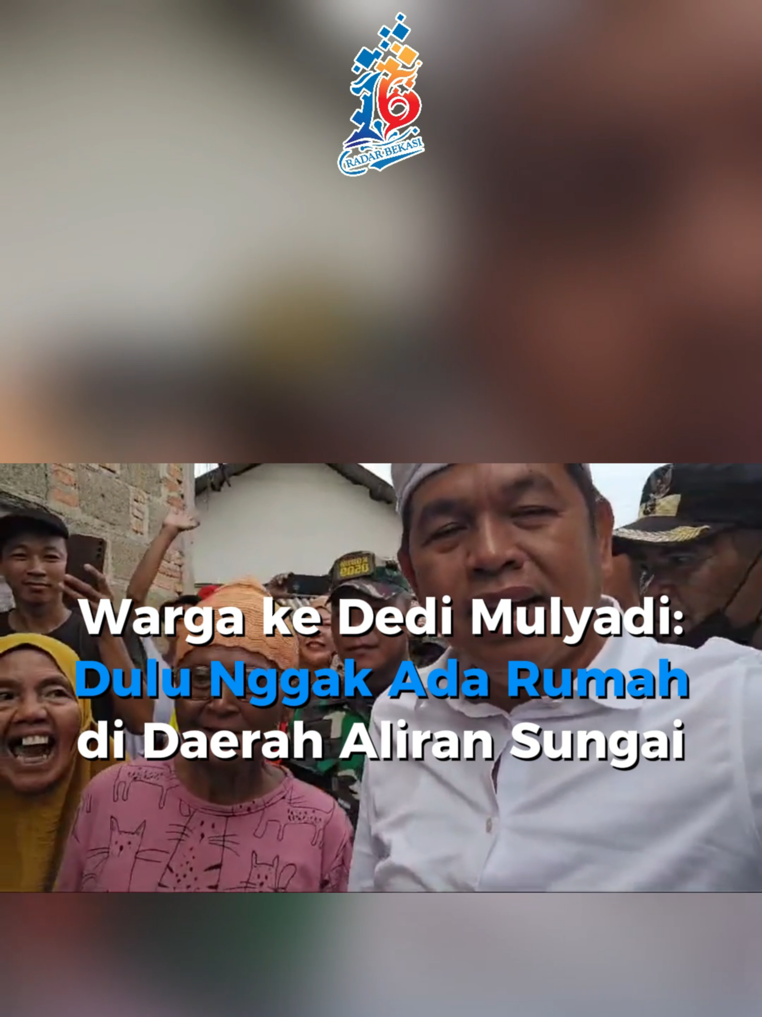 Gubernur Jawa Barat, Dedi Mulyadi, mengunjungi lokasi normalisasi sungai di Kampung Babelan Desa Babelan Kota Kecamatan Babelan Kabupaten Bekasi, Rabu (12/3). Dalam kesempatan tersebut, Dedi Mulyadi bertanya kepada warga mengenai kondisi daerah aliran sungai tersebut pada masa lalu, apakah sudah ada bangunan bersertifikat seperti sekarang. Warga menjawab bahwa dulunya tidak ada rumah di area tersebut. Baca selengkapnya di www.radarbekasi.id (link di bio) #radarbekasii #harianradarbekasi #koranbekasi #beritabekasi #dedimulyadi #normalisasi #sungai #babelan #kalibekasi