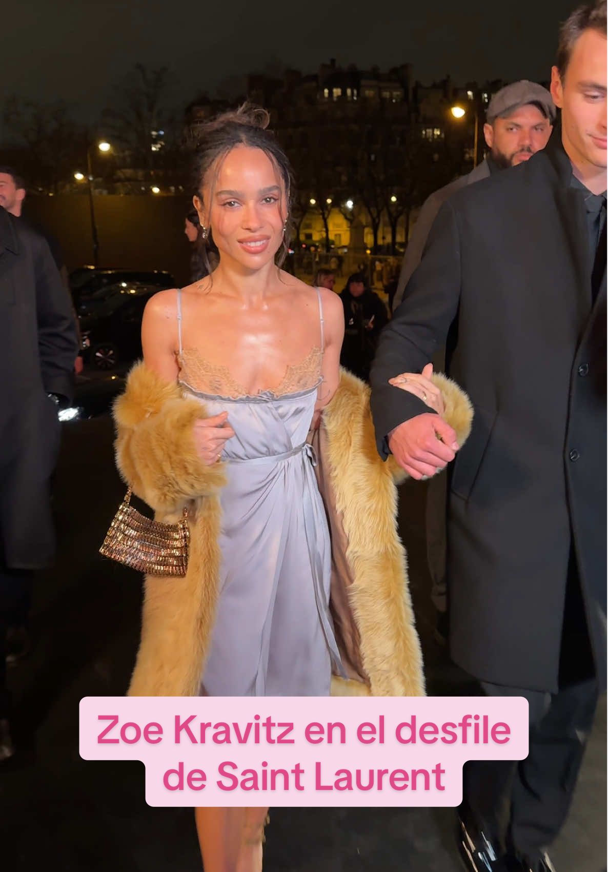 #zoekravitz y el vestido lencero que todos tus abrigos de pelo y tus sandalias doradas necesitan 🩵 #moda #fashion #look #fashiontiktok #vestido #saintlaurent #pfw 