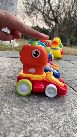 Ngoại hình dễ thương, không cần điện, một con khủng long chạy về phía trước chỉ bằng một cú nhấn nhẹ Trẻ em đang rất thích thú khi chơi với chiếc xe #xuhuong #dochoichobe #xeotodochoi 