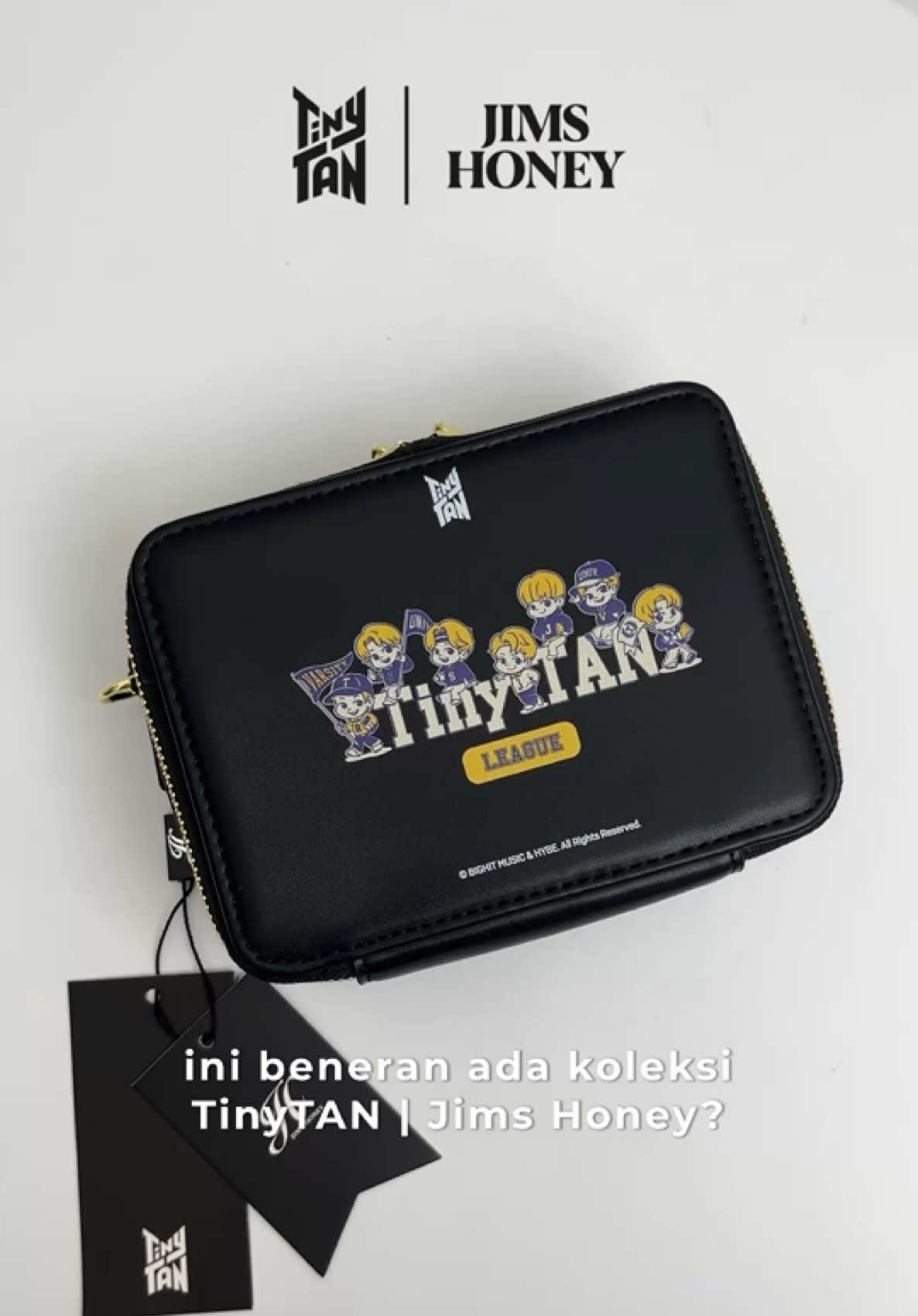 New Launch, TinyTAN | Jims Honey✨ Special kolaborasi di bulan ini, kita luncurin TinyLEAGUE dengan karakter all member TinyTAN😍 Ini sih udah pasti kecintaan warga TikTok💜 Warnanya cepet banget habis jadi harus cepet-cepetan di checkout🥹  #Ramadanekstraseru #taslebaran #tascantik #tasselempang #jimshoney #taswanita #tasjimshoney #slingbag #racuntiktok #tasbukber #outfitlebaran #hamperslebaran #dompetwanita #TinyLEAGUE #TinyTANJimsHoney #LEAGUESeries 
