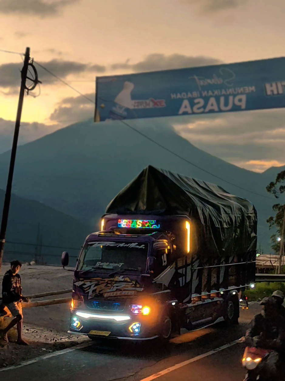 berangkat lari-lari pulang kita mendaki😅😅#dieng #wonosobo24jam #wonosobostreetautocontest  #trucksayur #truckgang #kentangdieng #truck 