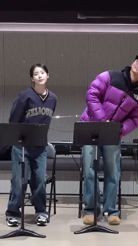 Đôi bạn đồng niên tập văn nghệ 😆 #IU #ParkBoGum #whenlifegivesyoutangerines 
