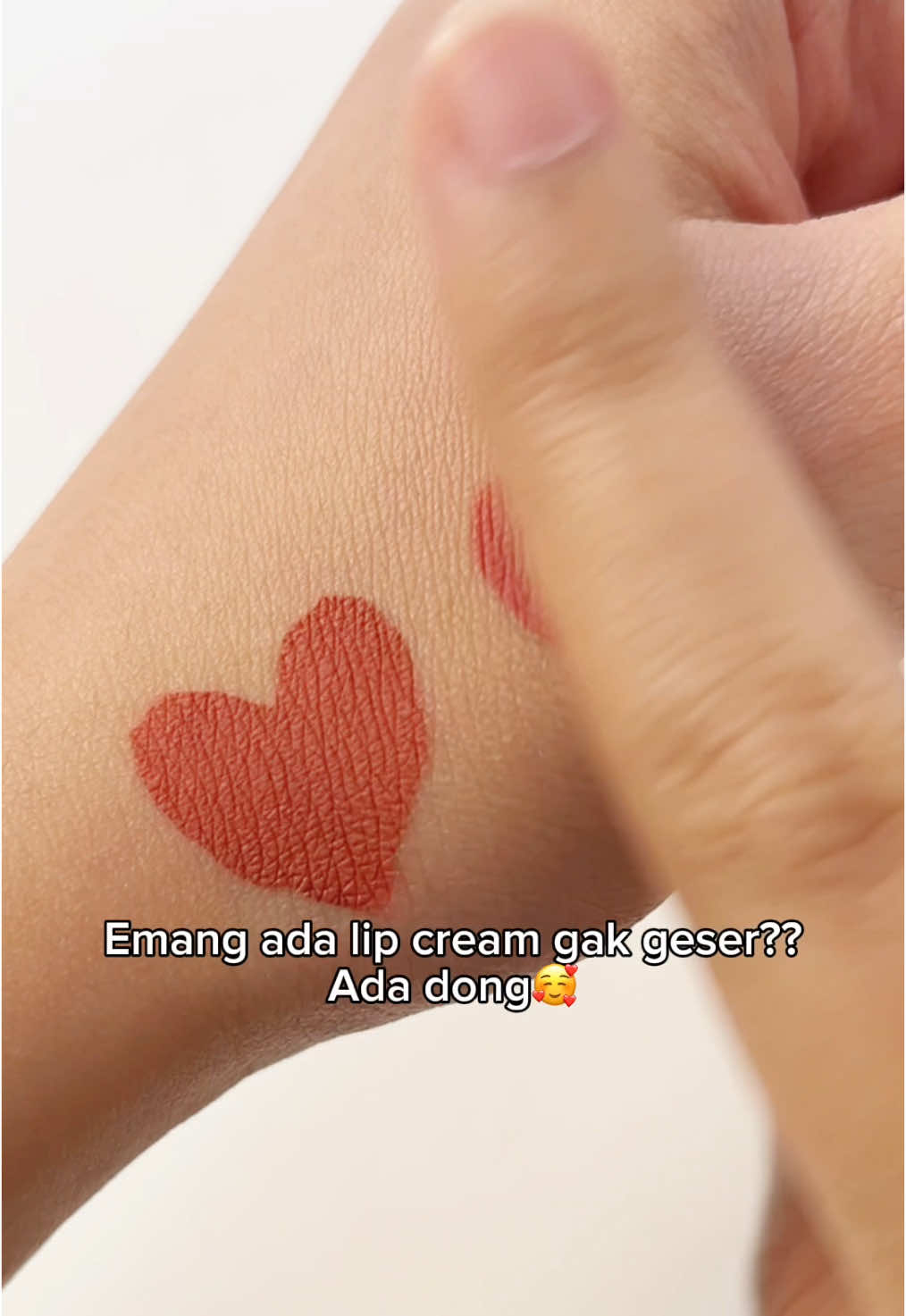 Lip cream tahan lama dan gak geser, wajib punya!🩷 #britney #lipcream #ramadanekstraseru 