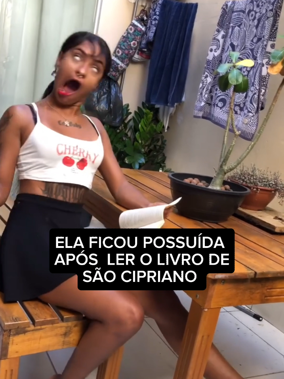 Ela dicou possuída enquanto lia o livro de São Cipriano #CapCut #videosassustadores #terror #horror #paranormal #assustador #sobrenatural #videosbizarros #bizarro #historiasbizarras #creepypastas #relatosdeterror #hostoriasdeterror #historiasdetiktok #medo #coisasestranhas #estranhascriaturas #fantasmas #ghost #espiritual #lendas #lendasurbanas #teoriasconspirativas #teoriasbizarras #saocipriano #capapreta #umbanda #quimbanda 