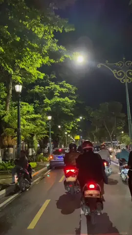 Sinarengan 🤍 #sinarengan #dennycaknan #bellabonita #malioboro #CapCut #fyp #malioborojogja #malioboroatmidnight #dennycaknanbellabonita 