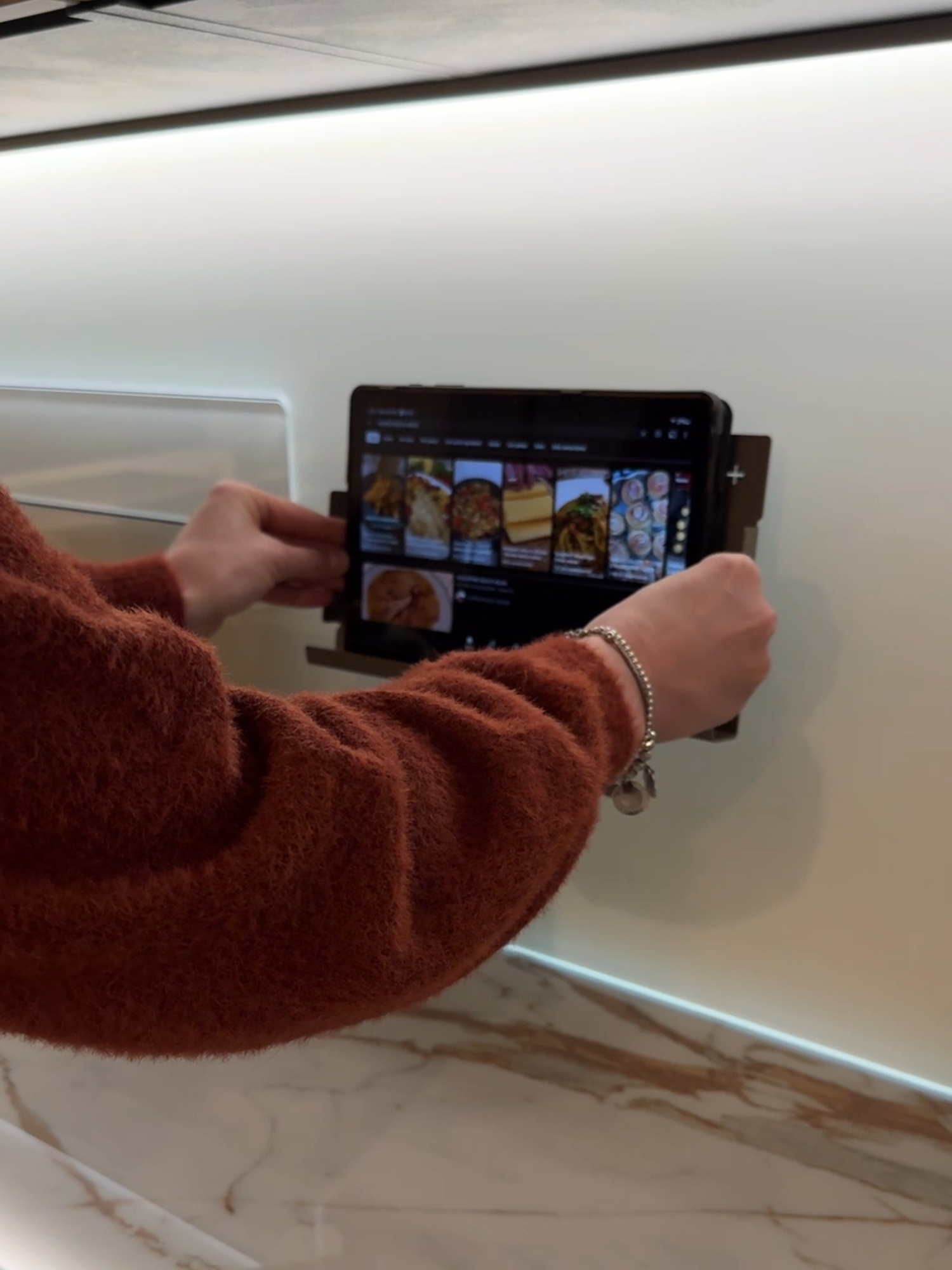 Smart kitchen design features: MAGNETIC ACCESSORIES Magnetic kitchen accessories with optimal grip, easily removed and attached to all glass surfaces of the splash back. The tablet holder supports cell phones and tablets without ever sliding down the surface, and can also double as a recipe holder. Attach and move the magnetic paper towel holder and spice racks with ease and according to your needs, all in one simple action without any screws or holes. The smart and essential kitchen design features and completed by the induction hob with a built-in hood, blending practicality with modern design. In the video: kitchen Eleven 01 by diotti.com #kitchen #kitchens #kitchendesign #kitchendecor #kitchengadgets #kitchenhacks #kitchenideas #kitcheninspiration #interiordesign #homedecor #homedesign #diotti #diotticom
