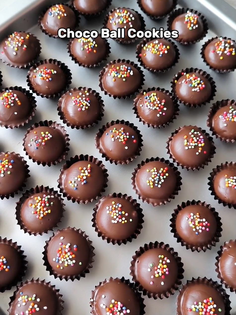 Bkin ini aja untuk kue kering lebaran nanti, dijamin cepat habis 👌😁🤩 Choco ball Cookies Bahan: 150 gr butter mix margarin 50 gr gula halus 1 kuning telur 1/2 sdt vanilla 240 gr tepung terigu protein rendah 25 gr susu bubuk 15 gr maizena 250 - 300 gr chocolate compound untuk celupan #chocoballcookie #chocoball #chocolatecookies #kuekeringcoklat #cookies #kuekering #kuelebaran #cookiesraya #kuekeringlebaran #lebaran #idulfitri #resepcookies #cookierecipe #Ramadan #ramadhan 