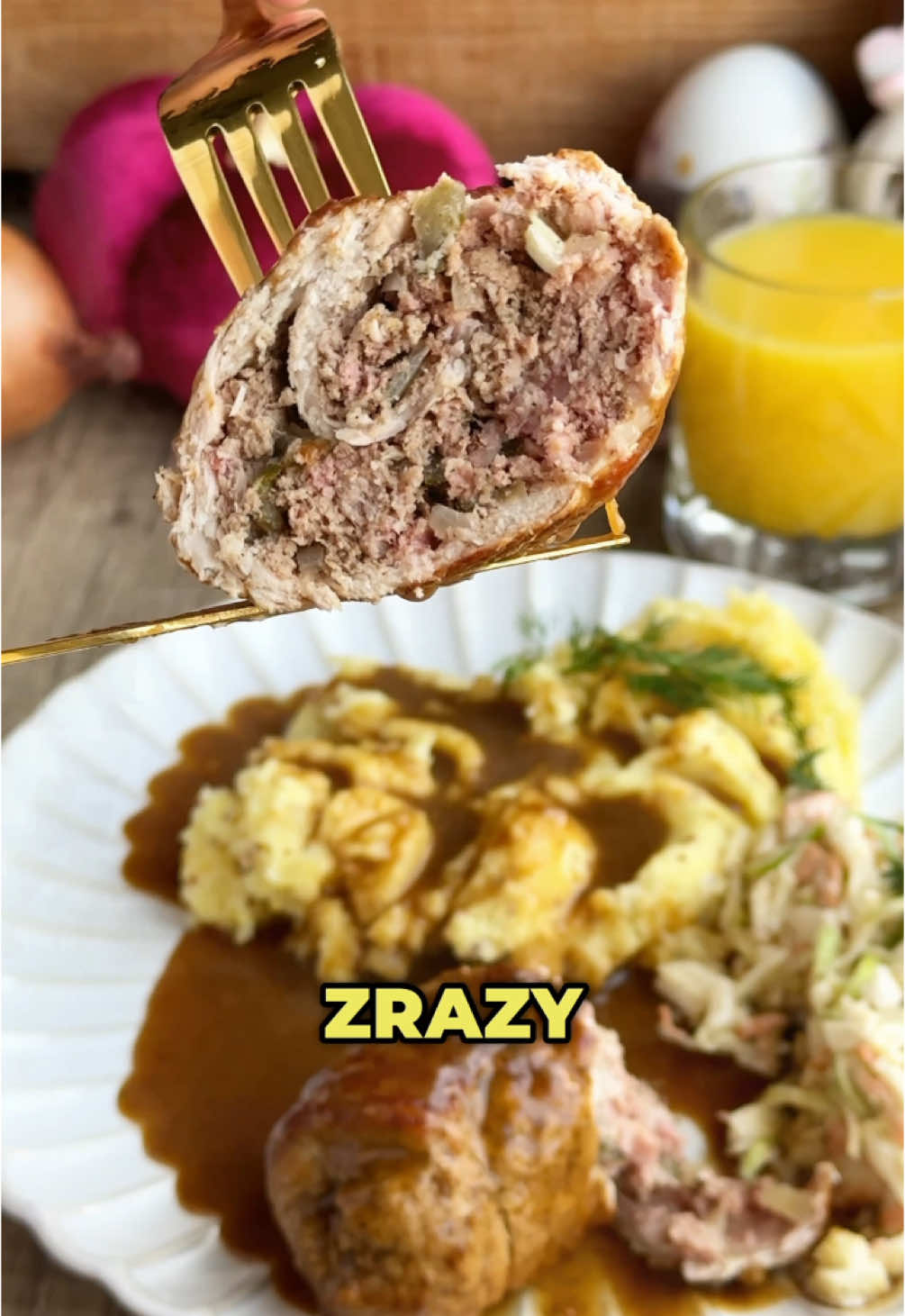 O boooziu! Ale to był pyszny obiad! Zrazy w sosie własnym to propozycja idealna na weekendowe rodzinne spotkanie! Zapiszcie sobie, zróbcie, a najbliżsi Wam podziękują! 😊❤️ * Ponadto jako ambasadorzy marki biegniemy do Was z informacją, że Kujawski z pierwszego tłoczenia przychodzi z nowymi smuklejszymi butelkami i korkami pozwalającymi na dozowanie oleju małym i dużym strumieniem, a sam kształt butelki inspirowany jest strojem Kujawianek znanym z reklam marki❤️ * SKŁADNIKI: 🤌3 grubsze plastry schabu wieprzowego, 🤌400g mielonej karkówki wieprzowej, 🤌100g boczku wędzonego pokrojonego w drobną kostkę, 🤌kiszony ogórek pokrojony w drobną kostkę, 🤌średnia cebula pokrojona w drobną kostkę, 🤌2 duże cebule pokrojone w większe kawałki 🤌łyżka musztardy, 🤌sól, pieprz, 🤌3 łyżki Kujawskiego z pierwszego tłoczenia do smażenia mięsa, 🤌łyżka Kujawskiego z pierwszego tłoczenia do smażenia cebuli 🤌kilka ziaren ziela angielskiego, 🤌3-4 liście laurowe, 🤌1,3 litra wody, 🤌łyżka mąki, 🤌puree z musztardą francuską, 🤌surówka z białej kapusty, pora i marchewki * PRZYGOTOWANIE: 👉plastry schabu rozkrawamy jak na filmie i tłuczemy na duże kotlety, 👉mielone mięso, boczek, ogórka, cebulę, musztardę, pieprz i sól wrzucamy od miski i wyrabiamy masę, którą nadziewamy kotlety, 👉nadziane kotlety zawijamy w rolady i obwiązujemy sznurkiem, 👉na patelni rozgrzewamy Kujawski z pierwszego tłoczenia i smażymy mocno rolady z każdej strony, 👉usmażone mięso zdejmujemy z patelni, dolewamy odrobinę Kujawskiego i smażymy cebulę z zielem angielskim i liśćmi laurowymi przez około 7 minut, 👉na usmażone składniki układamy rolady, zalewamy wodą, solimy, pieprzymy i dusimy przez 1,5 godziny, 👉po tym czasie wyjmujemy mięso, zdejmujemy sznurek, a sos przelewamy przez sito, 👉przecedzony sos wlewamy na patelnię i zagęszczamy mąką wymieszaną z odrobiną wody, 👉wkładamy rolady, gotujemy na wolnym ogniu przez 5 minut i mamy gotowe, 👉podajemy z puree ziemniaczanym z musztardą francuską i surówką z białej kapusty 👉ENJOY❤️ * Materiał sponsorowany @kujawski_pl #dc #dlaciebie #kujawski_z_pierwszego_tłoczenia #tłoczymy_z_polskiego_rzepaku #olejkujawski #kujawski #gotuj_z_kujawskim #noweotwarcie #obiad #conaobiad