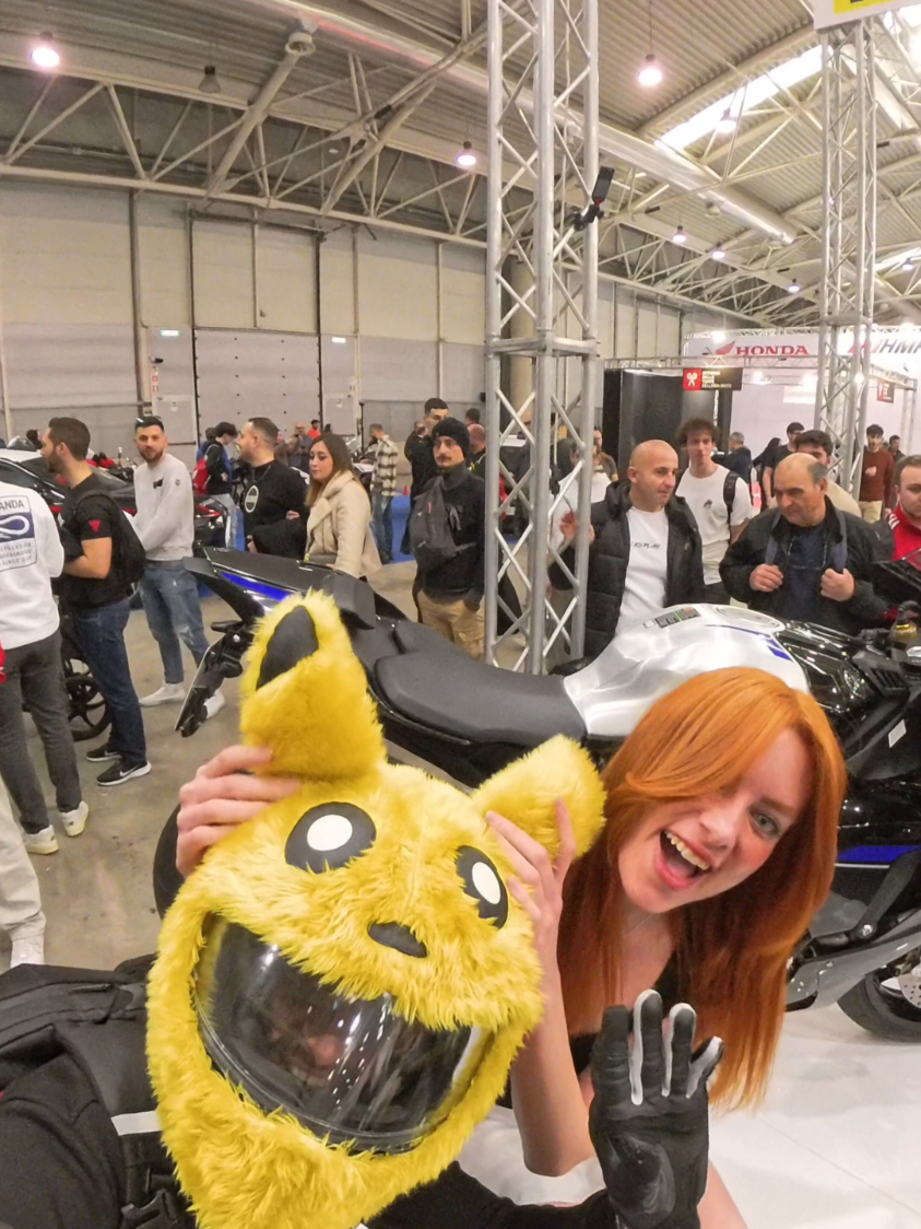 Adoro 😍 la ragazza con i capelli rossi 🦊🐱 #copricasco #pikachubiker #reaction #fox #babyfox #sorriso #shein #amore #ragazza #amore #promo  #motodays @Fox.Baby.Fox 