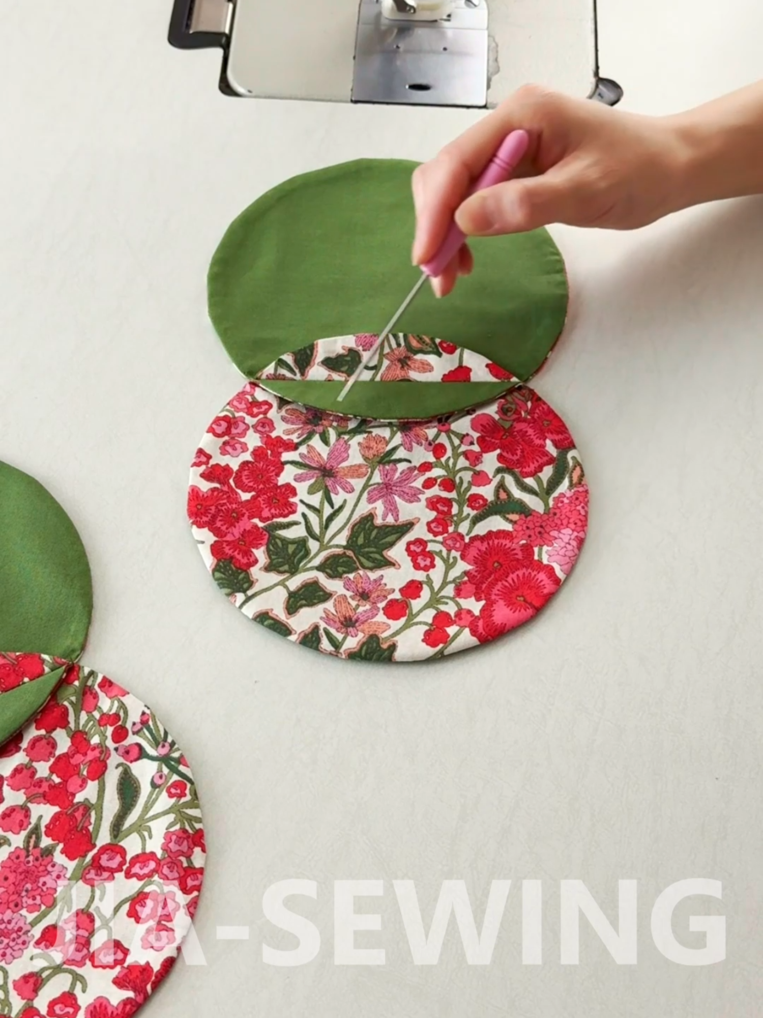 Placemat🍽✨ | DIY | Quick Sewing Tips No.247 #DIY #sewingtips #sewing #quickandeasysewing #easrysewing #tailoring #crafts #seamstress #quicksewing #sewingtipsandtricks #placemat #jia-sewing  💡Sewing Tools Links in Bio.💡 Material: Cotton Measurements: 16cm (6.29in)