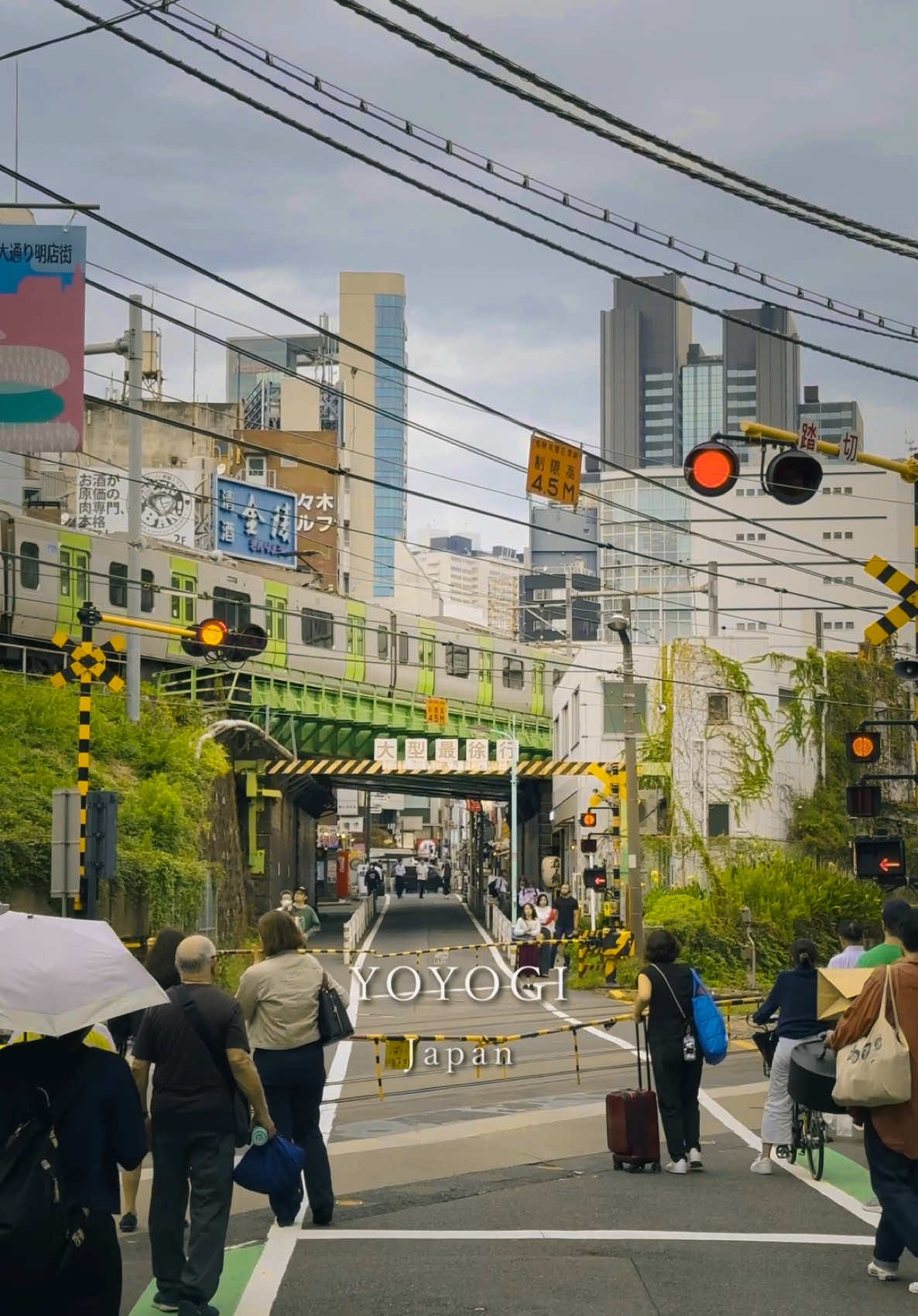 Railway crossing at Yoyogi 代々木の踏切 Beautiful cityscapes in Japan 🇯🇵 More Reels 🎥:  @ken.film #tokyo #东京 #도쿄 #東京 #aesthetic #cinematography #videography #japon #yoyogi #train #代々木 