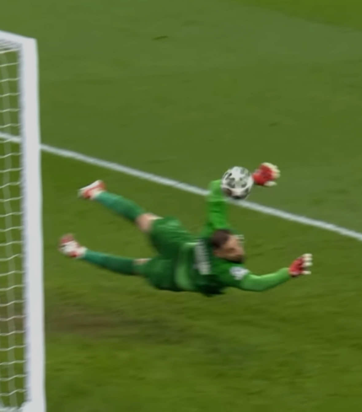 Donnarumaaaa Hero of the evening @kyano @🚀Lucasss🚀 #fyp #viral_video #donnarumma #championsleague #goalkeeper #saves #penalty #liverpool #psg #footballtiktok #footballedit 