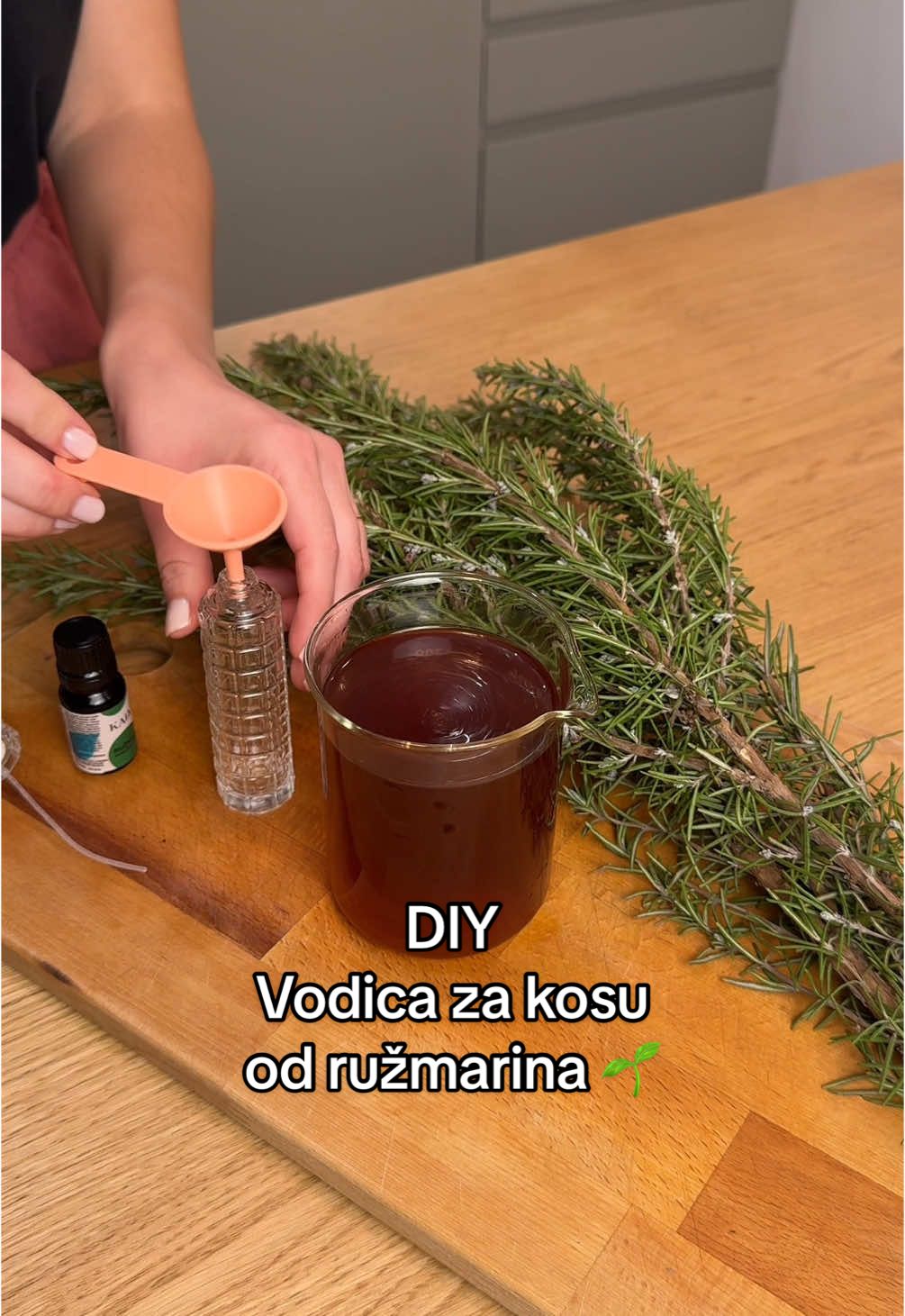 Danas mi je dan za pranje kose što objašnjava zašto mi kosa ne izgleda čisto, ali preskočila sam jedan dan i sad smo tu gdje jesmo. 😁 Ali prije nego operem kosu sam tjeme našpricala vodicom od ružmarina koju sam sama složila tako da sam skuhala ružmarin (u filtriranoj vodi), ohladila ga, procijedila i dodala 10ak kapi eteričnog ulja ružmarina 🍃✨ #tiktalkerica #fyp #DIY 