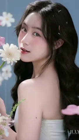 Làm những gì em thích, đó là tự do Thích những gì em làm, đó là hạnh phúc.  Dù có là 1 bôg hoa dại e vẫn phải đẹp theo cách của riêng mình 😌 #chupanhchandung #chupanhnangtho #chupanhsinhnhat #studiochupanh #chupanhhoa #conceptchupanh #julystudio 