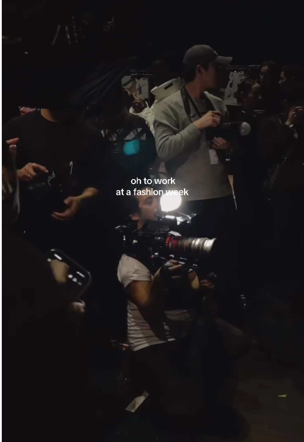 @Giovanna Zettermann registrando um pouco do que viu no backstage da PARIS FASHION WEEK ❤️‍🔥❤️‍🔥❤️‍🔥❤️‍🔥 amamos ver nossas alunas dominando o mundo fashion!  #paris #fashion #parisfashionweek #moda #dream #fashiontiktok #fashiongirl #backstage #afterparty 