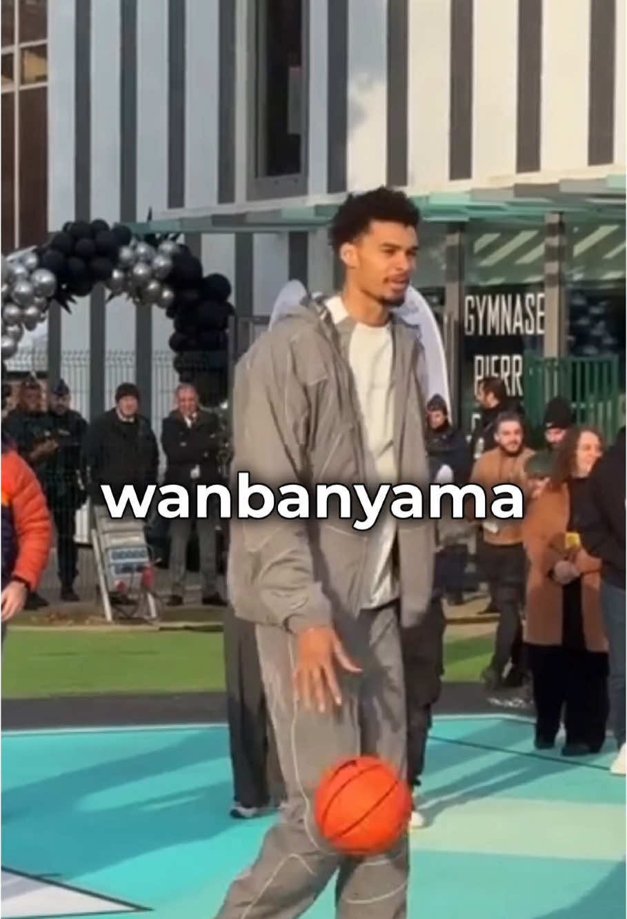 Voici Victor Wembanyama, la star du basket-ball français de 2,22 mètres.