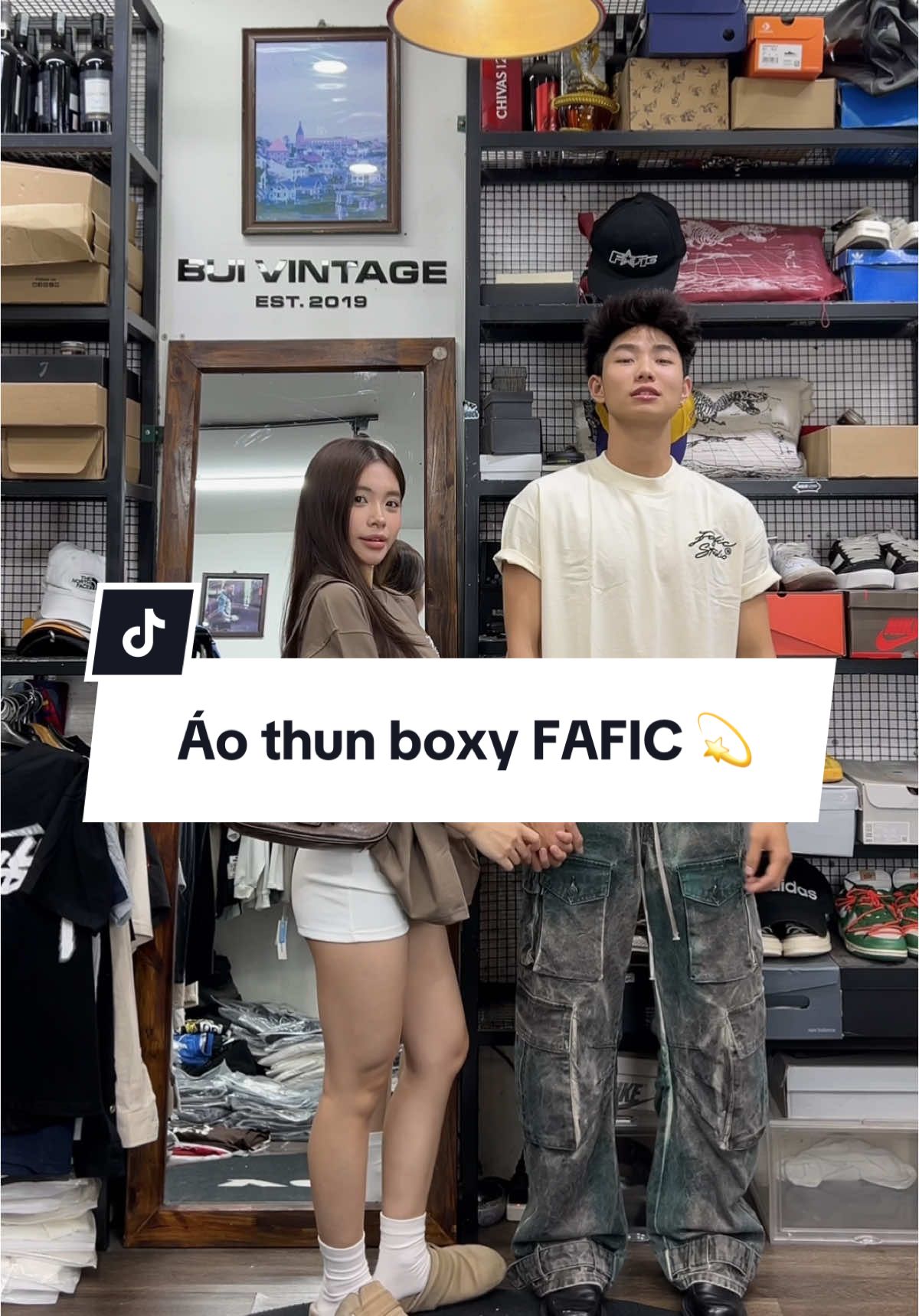 Tui mang sz nhỏ nhấc nha mấy pàaa 💫 @Hoàng Linh Ánh #xuhuong #phoido #phoidoxinh #reviewlamdep #outfit #outfitcouple #aothun #aodoinamnu #aothunnam #aothunnu #aothunboxy #aothunlocalbrand 