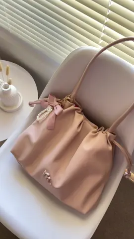 Ini bahannya bagus bangett sih, wajib punya! 💖 #taswanita #mossdoom #tasmossdoom #danicabag #shoulderbag #totebagkuliah #totebagaesthetic #totebagmossdoom 