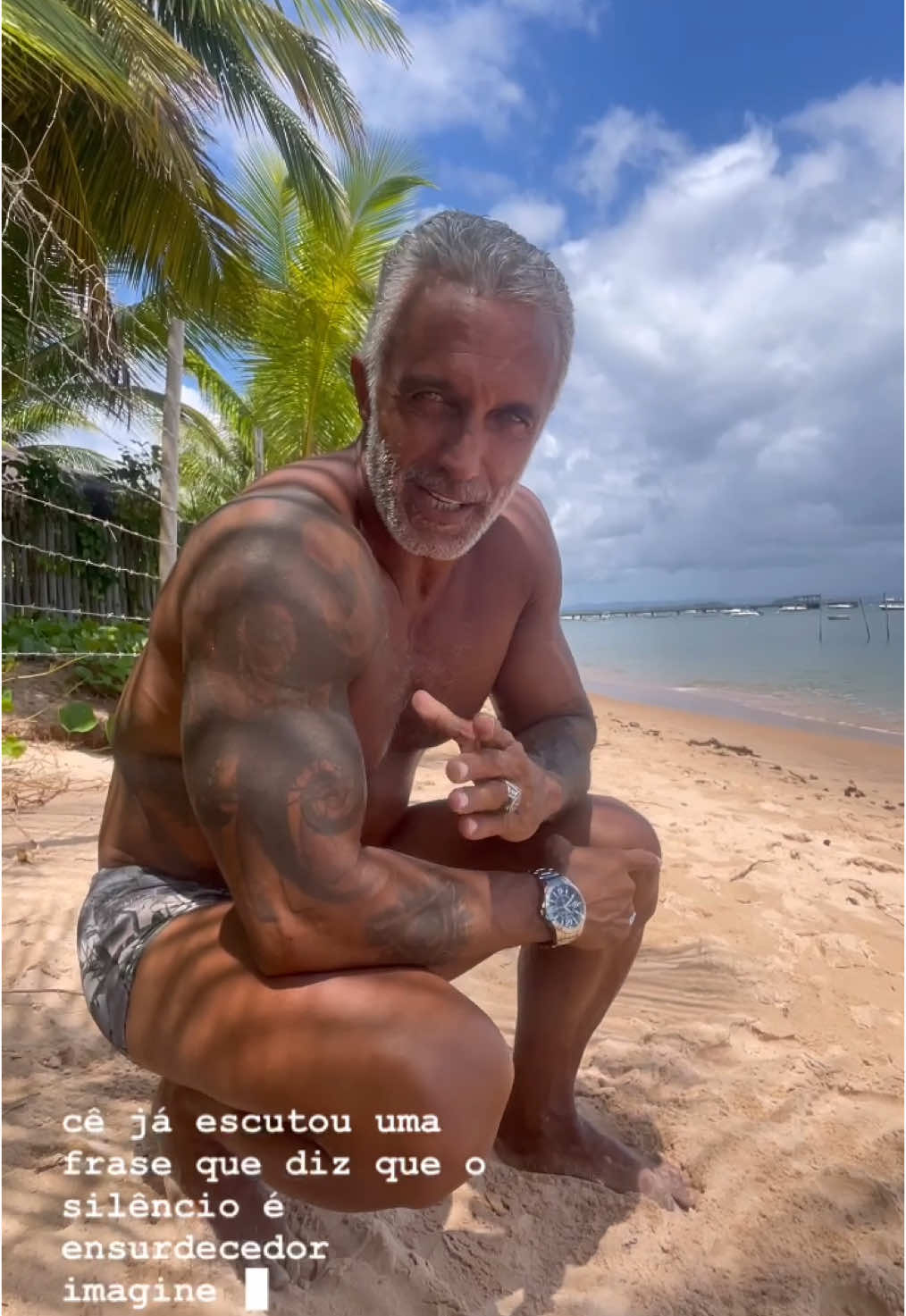 “A diferença entre solidão e solitude? A solidão te enfraquece, a solitude te fortalece. Quem aprende a ficar bem consigo mesmo se torna imparável!” DESAFIO SOLITUDE: Você tem coragem de passar um tempo só consigo, sem distrações, sem fugas? A maioria teme o silêncio, mas é nele que encontramos força, clareza e controle. Se quer vencer o medo da solidão e transformar isso em poder, eu tenho um desafio para você. Vamos juntos? 🔥