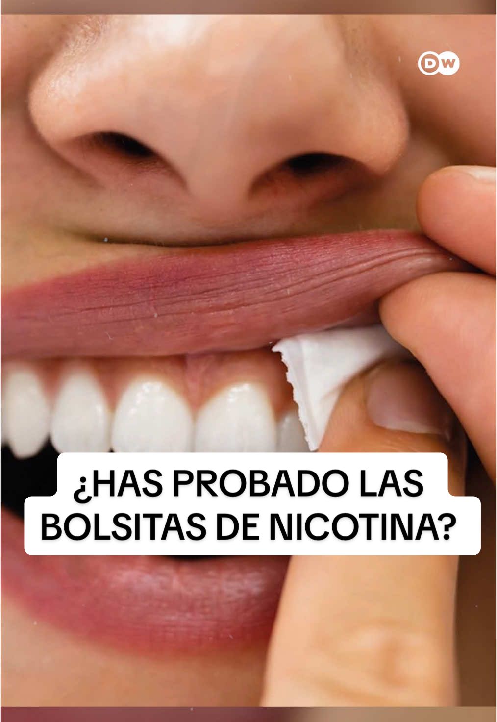 ¿Has probado las bolsitas de nicotina? También se las conoce como “snus” o “nicotine pouches”. Se inventaron en Suecia y hay de dos tipos: las que contienen tabaco, que han sido prohibidas en muchos países, y las que no.  No dejan olor ni rastro de su consumo, tienen empaques muy llamativos y sabores agradables. No se fuman, sino que se ponen entre el labio superior y la encía, y el producto se absorbe principalmente a través de la mucosa de la cavidad oral. Y, aunque a menudo se publicita como inofensivo, porque no contiene tabaco y no pasa a los pulmones, muchos expertos advierten de los graves riesgos que suponen para la salud. En primer lugar, porque estos productos son significativamente adictivos debido a su alto contenido de nicotina. Dependiendo de las marcas, hay algunas que tienen más concentración de nicotina que otras, pero, en muchas ocasiones, consumes más nicotina con estas bolsitas, que fumando un cigarrillo normal. Además, tanto las que tienen tabaco como las que no contienen varios carcinógenos que pueden incrementar el riesgo de cánceres como los del páncreas y la boca. Estos riesgos están respaldados por estudios publicados en revistas destacadas como el International Journal of Cancer. La Administración de Alimentos y Medicamentos de Estados Unidos (FDA) acaba de dar luz verde a la comercialización de una veintena de estos productos con sabores como menta, café o mentol, argumentando que pueden ayudar a los fumadores a reducir el consumo de cigarrillos o incluso a dejar de fumar. Los médicos advierten de que esto es engañoso y recuerdan lo que ha pasado con vapeadores o los cigarrillos electrónicos: muchos jóvenes piensan que son inofensivos, los usan y acaban enganchándose al tabaco. Por eso, asociaciones de médicos y de salud alertan de esta nueva moda y piden una regulación más estricta para que  las snus, o nicotine pouches o bolsitas de nicotina no terminen convirtiéndose en la nueva puerta de acceso al tabaco.