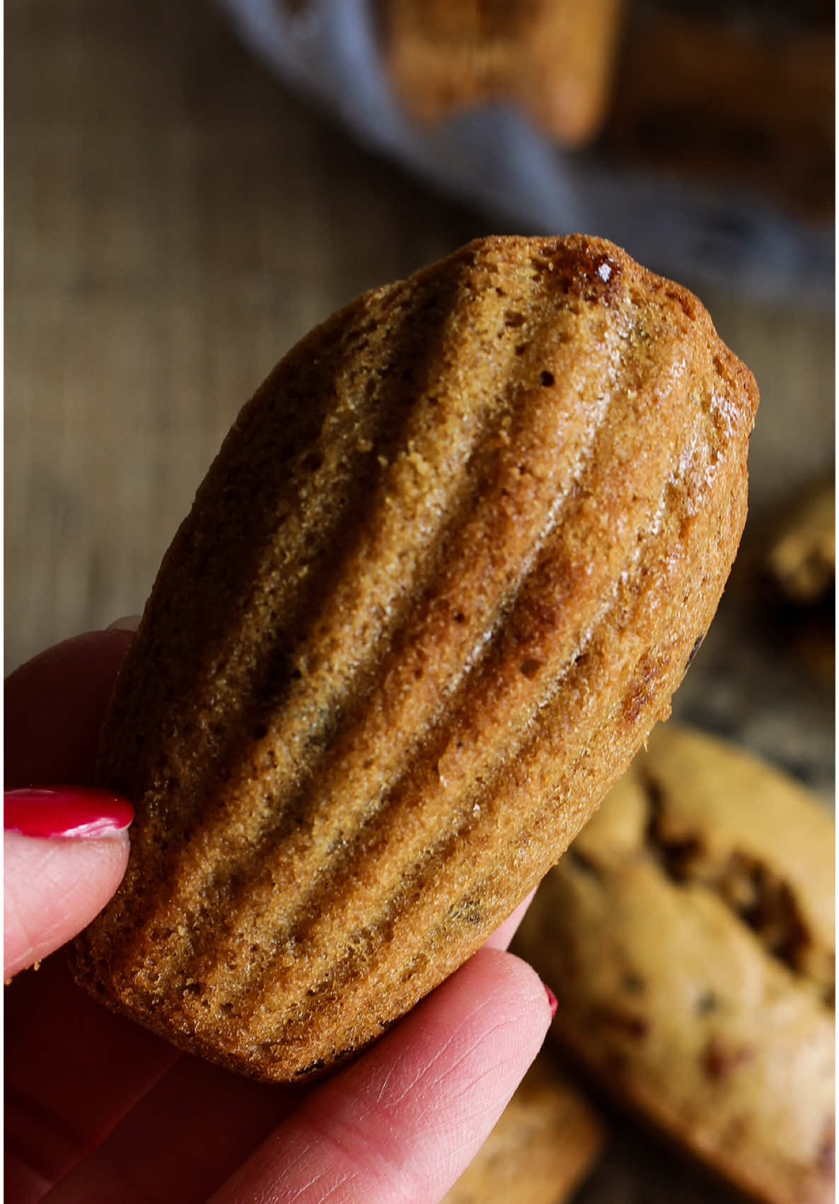 Madeleines aux pépites de chocolat  Une recette que je fais depuis des années. Sans beurre ni gluten. Pour 15 madeleines 2 oeufs 60g de sucre de canne non raffiné de préférence (j’ai pris du muscovado) 70g de farine de riz + 40 g de poudre d’amandes (possible de faire avec 110g de farine de riz ou farine de blé) 2 c à c de levure chimique 1 pincée de sel 20g d’huile d’olive (ou autre huile) 40g de purée d’amandes (ou noisettes, sésame etc) 2 c a S d’eau 50g de pépites de chocolat (sans sucre de chez @Prozis_official ) Dans un saladier, battre les oeufs avec le sucre. Incorporer en une fois la farine, la poudre d’amandes, la levure et le sel. Ajouter l’huile, la purée d’amandes et l’eau. Mélanger au fouet et ajouter les pépites de chocolat. Répartir la pâte dans les alvéoles d’un moule à madeleines huilé (remplir au 3/4) Laisser reposer au réfrigérateur pendant 20 à 30 mn. Préchauffer le four à 240 °C. Au moment d’enfourner, baisser la température à 210°C. Cuire 5 mn puis baisser à nouveau la température à 180°C. Cuire encore 5 à 7 mn. Laisser tiédir avant de démouler. #healthy #madeleine #gouter #idee #recette #sansbeurre #sansgluten #glutenfree 