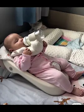 Gối đỡ bình sữa cho bé ti