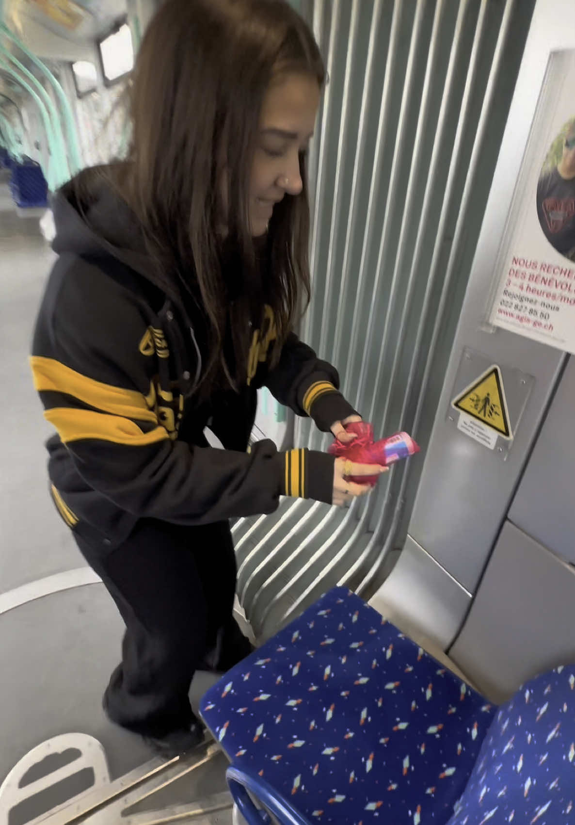 regardez comment mon teint est INCROYABLE, primer avant le makeup + setting spray une fois que t’as fini ton teint = meilleur feeling au monde 😍 #faceglueprimer #makeupstuck #primer #NYXcosmetics_ch #ad @NYX Professional Makeup 