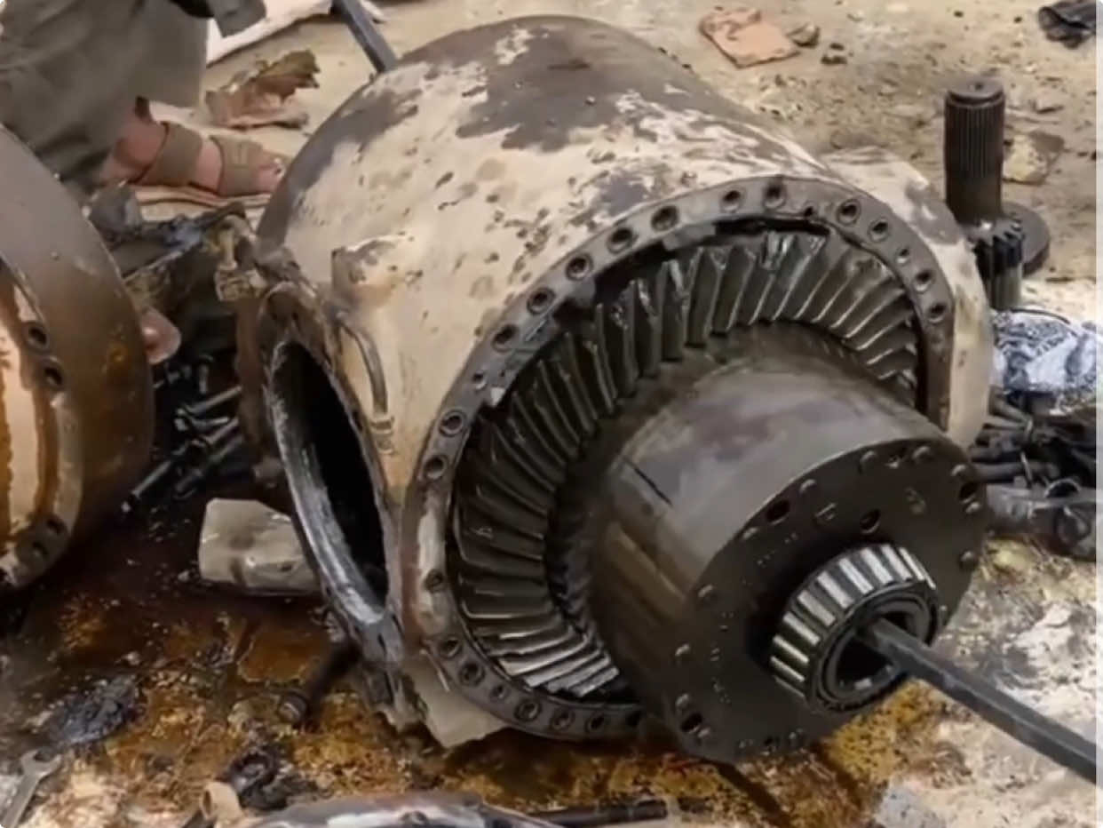 Loader machine differential gear broken was repair by genios mechanic…#ultimateprocess#unfreezmyaccount#repairing#brokendifferentialgear#repairing#foryoupage #growmyaccount✅ #fypage