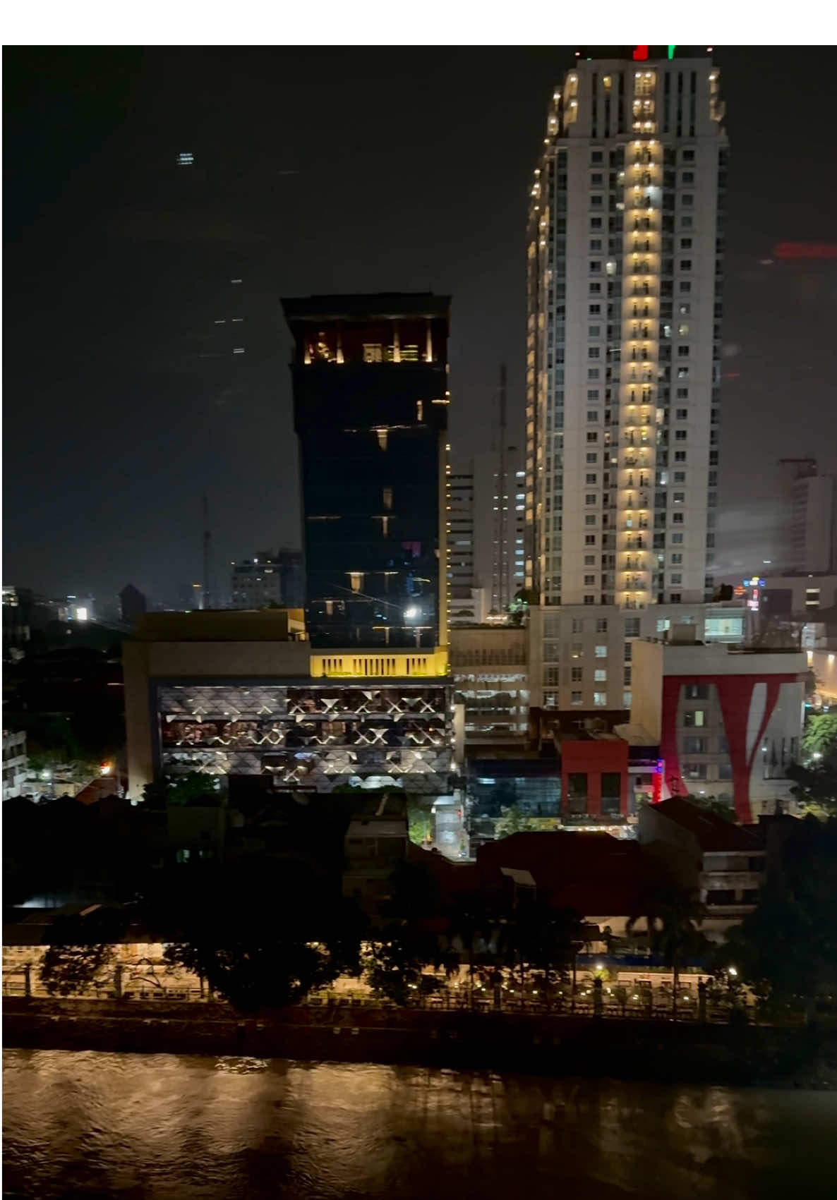 🌃#surabaya #staycation #staycationsurabaya #hotelsurabaya #apartemensurabaya #surabayatiktok #wisatasurabaya #surabayaterkini #surabaya24jam #surabayapusat #citylights #citylight #nightvibes #surabayanight #fyp