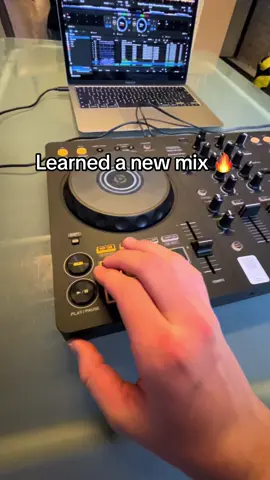 Love the sound of this🙌🏻🙌🏻#dj #flx4 #djremix #transition #fyp #mashup #learningdj #pioneer #party #mix 