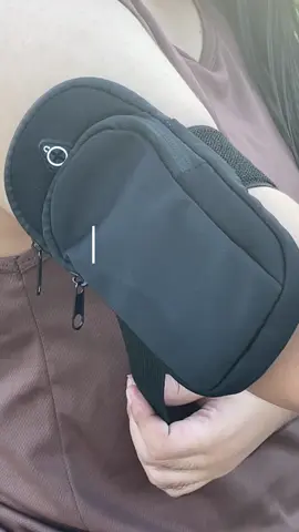 Arm bag for hassle-free jogging 🏃‍♀️✨ #armbag #jogging #joggingessentials #Running #runningessentials #run 