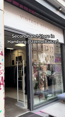 Waren gestern hier und da sind einige coole Sachen dabei die auch preislich voll klar gehen also schaut safe mal vorbei :)) #secondhandshop #thrifting #hamburg #sternschanze #vinted #winterfashion #furcoat #secondhandfashion #geheimtipphamburg #thriftshop #vintageshop #
