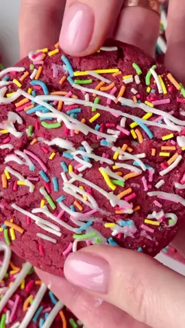 Печенье “красный бархат”с чизкейком 🍪 Печенье получается очень нежное, сочное, яркое!) С характерной ноткой какао, которая присуща торту красный бархат 🥰 Ингредиенты на 6 больших печенек: Масло сливочное 110 гр Мука 240 гр Яйцо - 1 шт Коричневый сахар 100 гр Белый сахар - 100 гр Какао 3 ч.л Сода 0,5 ч.л Краситель красный пару капель Ваниль, соль щепотка Творожный сыр - 60 гр 1. Смешать сливочное масло комнатной температуры с сахаром, добавить яйцо и ещё раз перемешать. Всыпать все сухие ингредиенты, добавить краситель и тесто готово. 2. Разделить тесто на равные части, руками сделать выемку и добавить творожный сыр (10 гр).  3. Скатать шарики, обвалять в посыпке для красоты и убрать в холодильник на 30 минут. 4. Разогреть духовку до 180 градусов и выпекать печенье 15-16 минут. 5. Оставить остывать на горячем противне 5 минут, затем переложить в тарелку и дождаться полного остывания. Я украсила сверху полосками творожного сыра 🍪 #печенье#красныйбархат#десерт#сладости#выпечка 