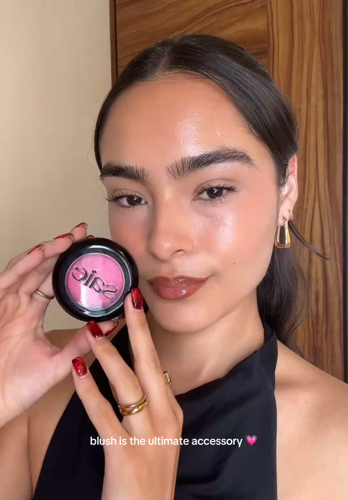 never fully dressed without some blush ✨ @valerie #saiebeauty #saiesupersuede #saieblush 