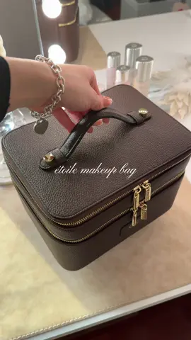 unboxing the gorgeous duo vanity case in “espresso” from @ETOILE US ☕️☁️🪽 #etoile #etoilecollective #makeupbag 