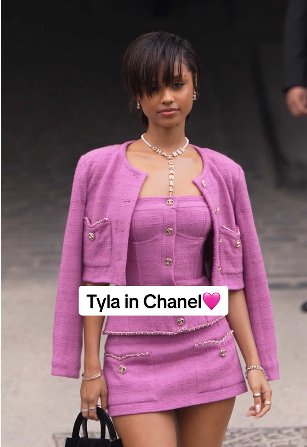 Tyla during Chanel’s last fashion show in Paris✨  #amicamagazine #tyla #chanel #paris 