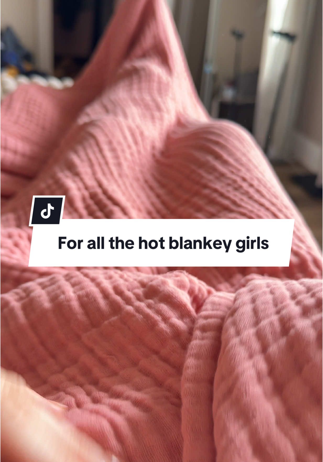 Read the reviews on this and get you one while they’re in stock! 🏃‍♀️ @Yoofoss Direct #muslinblanket #throwblanket #cotton#cottonblanket #cozyblanket #sportsmom #securityblanket #blanket #blanketlife 