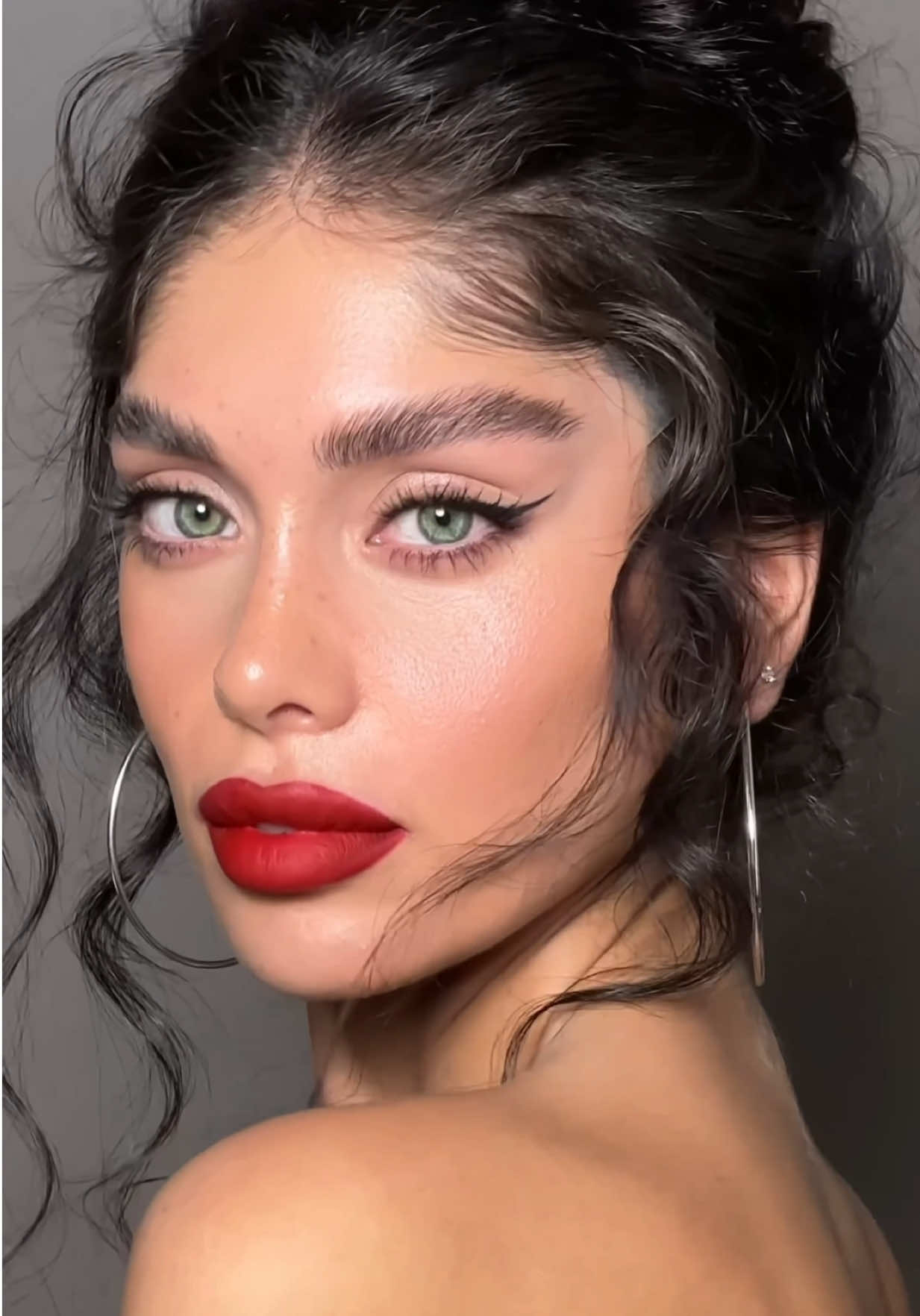 Classy Liner + Red Lips 💄 #makeup by me #sharimakeup  muse @Aly Aleyna #maleupartist #mua 
