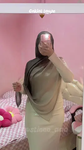 Jangan sampe lolos wrna percoklatan ini, perpaduan antara coklat taupe dan coklat latte ya , kalem bgt, soft dipakein baju wrna apa aja masuk, sblm kehabisan lngsung co in skrg juga🤎 #fyp #pashminagradasi #gradasi #pashminaombre #agustinnn_aaa #ombre 