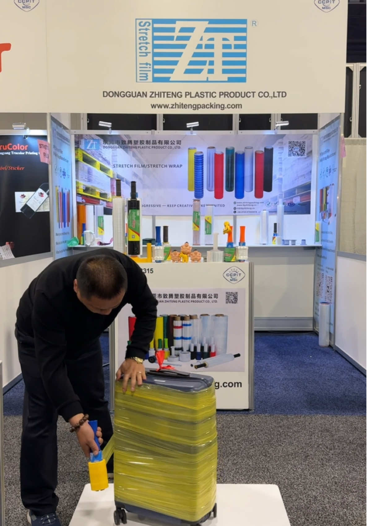 💡 Ever worried about your suitcase getting dirty or scratched? Here’s a simple trick: Wrap it up in mini stretch film! Quick, easy, and no more travel worries! 🔒🧳 #LifeHacks #safetravels 