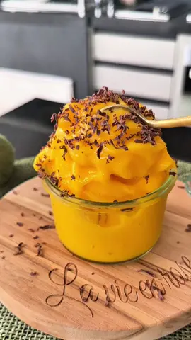 Sorvete de manga caseiro, sem lactose, sem açúcar e 100% vegano!  A @brissa te ensina a preparar essa delícia refrescante e saudável, perfeita para a família toda aproveitar! E o melhor fica pronto rapidinho com a ajuda do Blender Ultra Power 1000 Oster®  que garante uma textura super cremosa sem esforço. 💙 Quer facilidade e performance na sua rotina? Acesse o nosso site e saiba mais! #receitafacil #receitasaudável #blender #Oster #sorvete