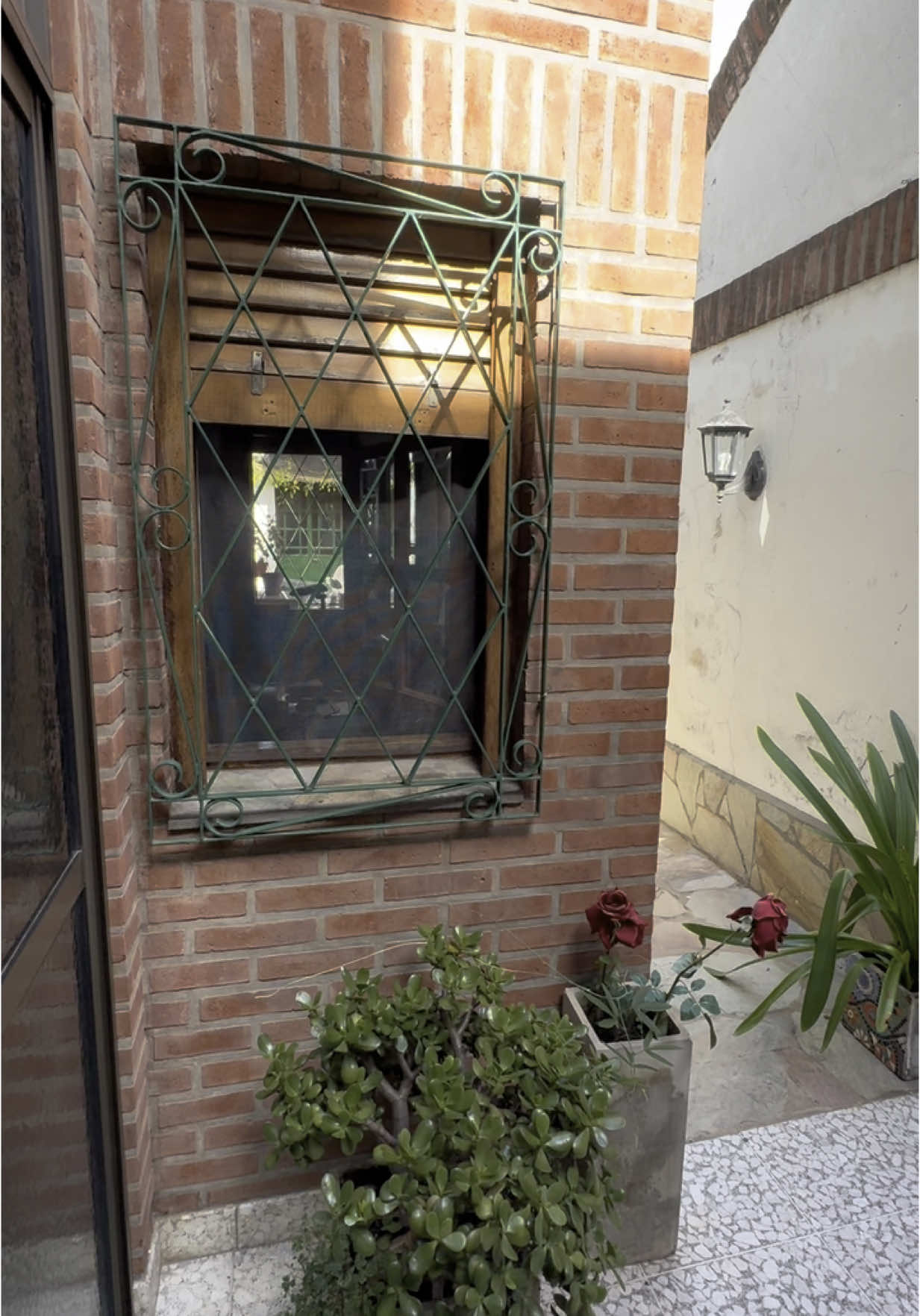 Mosquiteros magnéticos para ventanas de madera ? así es ! Nuestras mosquiteras también son para ventanas de madera. Instalación de hoy .  #mosquiteromagnetico #mosquitos #ventanasprotegidas 