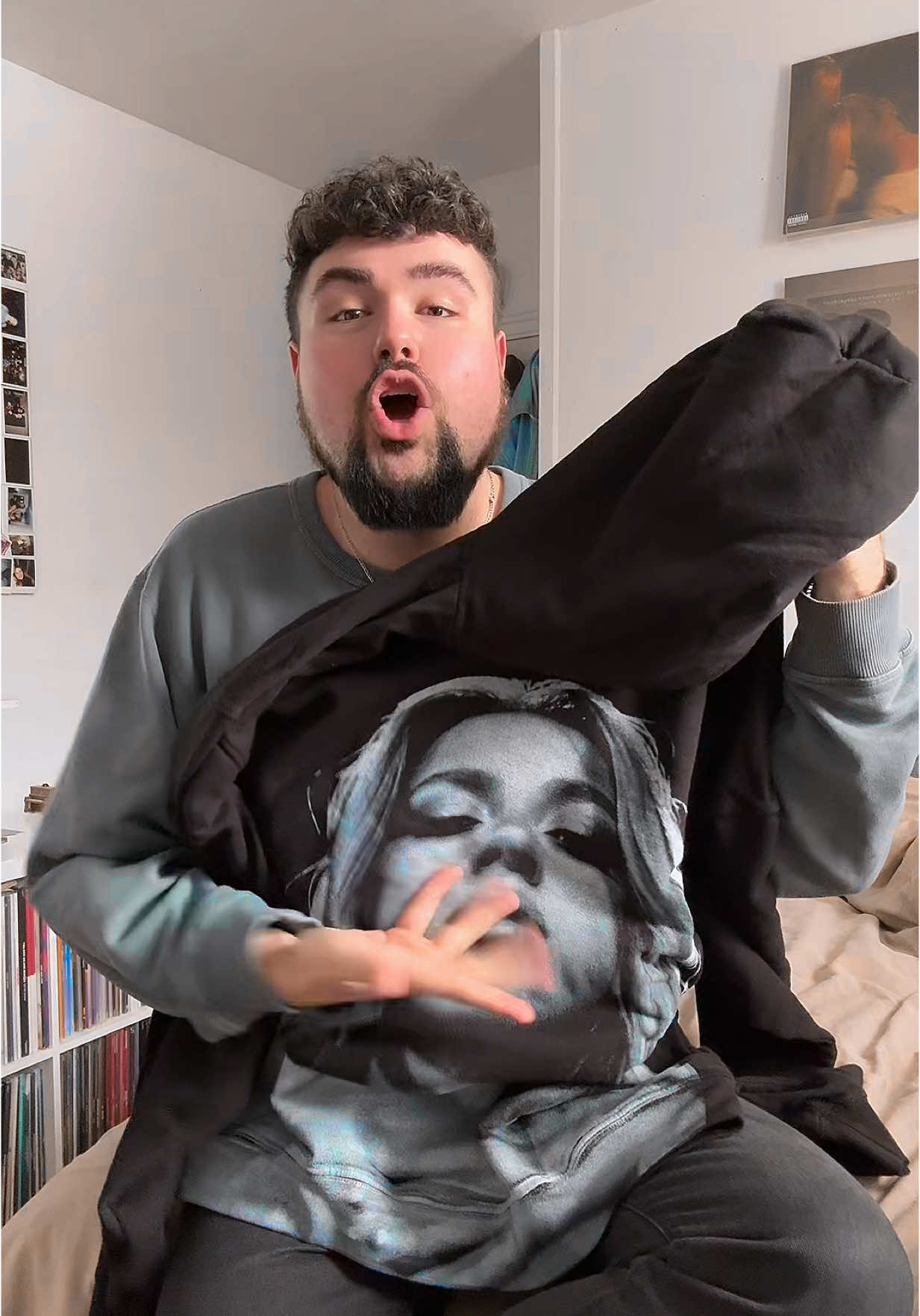 Tate McRae ate the album AND the merch up 👏👏 #tatemcrae #tatemcraemerch #soclosetowhat #soclosetowhattatemcrae #tatemcraetour #tatemcraeconcert #revolvingdoor #revolvingdoortatemcrae @tate mcrae @🤠🤠🤠 