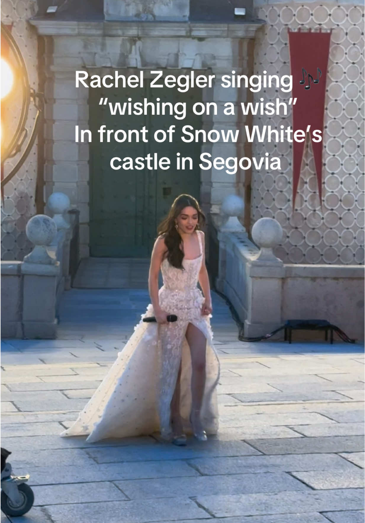 Rachel Zegler singing “Waiting on a Wish” in front of Snow White’s Castle in Segovia Spain #johnnyatthemovies #snowwhite #rachelzegler #disney #feelgoodentertainment @Disney UK @feelgood_entertainment @RachelZegler 