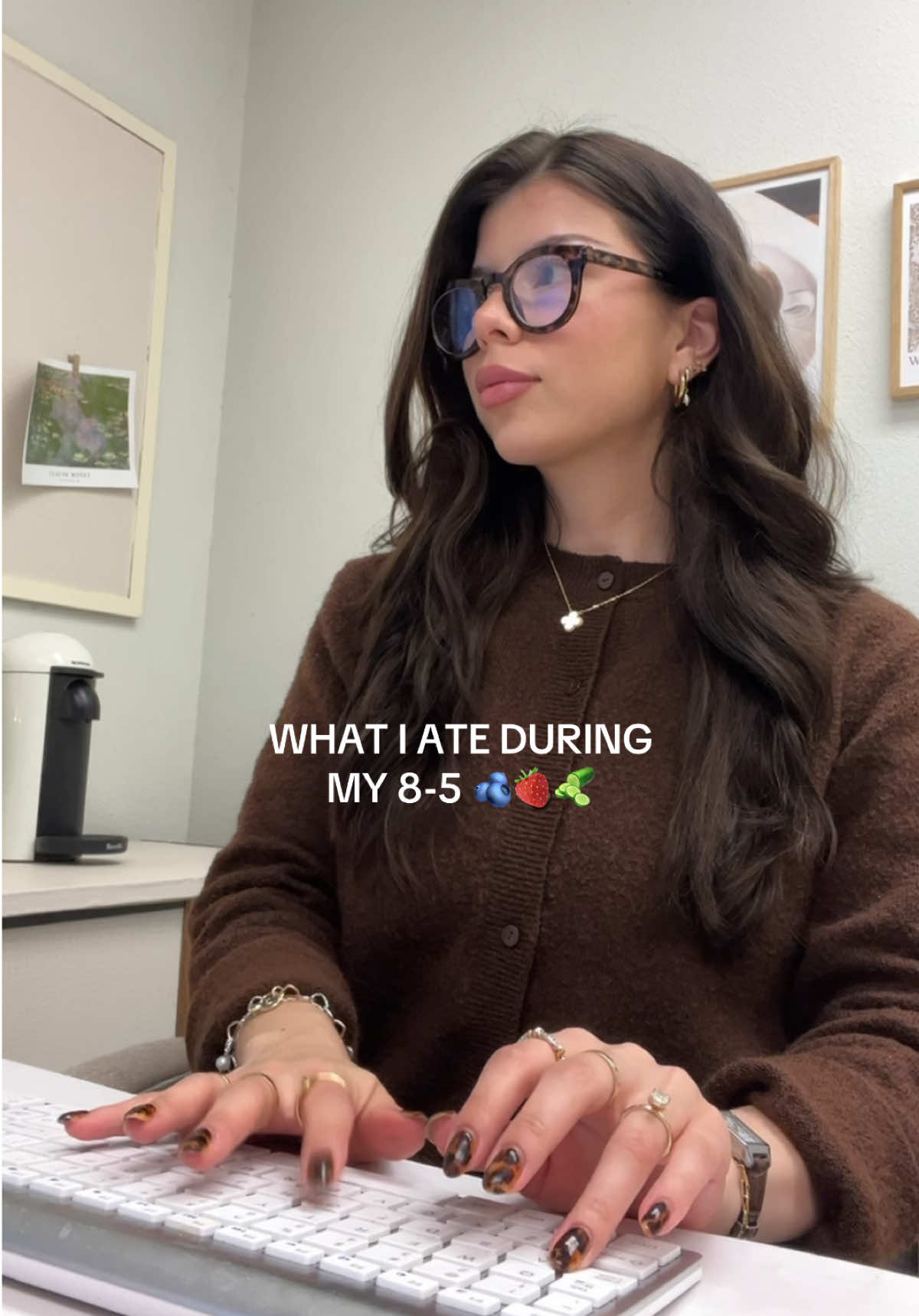 Timestamped asmr what l ate during my 8-5 🫐🥯🍓☕️🥒 #lunch #ideas #whatieatinaday  #healthy #healthyrecipes #asmr #asmrvideo #office #office #aesthetic #coffee #dailyvlog 