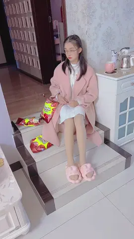 默默的等待，静静的守望，只想在打开心绪的窗前，依然还有一个影子、一段记忆、一抹温暖、一缕微笑